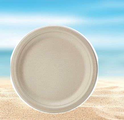 Platos descartables blancos resistentes para comidas y eventos.
