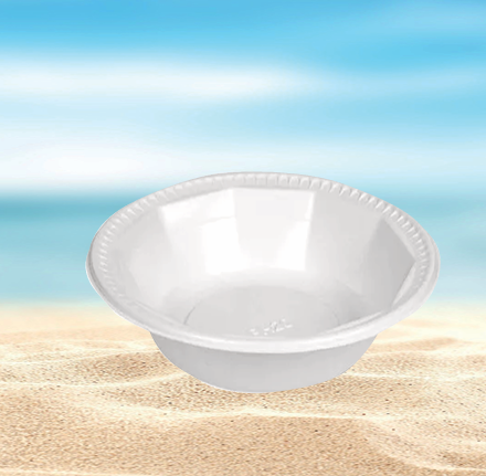 Platos descartables blancos resistentes para comidas y eventos.
