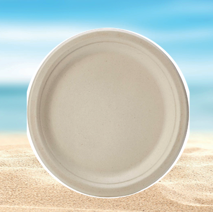 Platos descartables blancos resistentes para comidas y eventos.