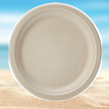 Platos descartables blancos resistentes para comidas y eventos.