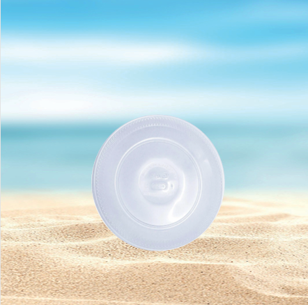Platos descartables blancos resistentes para comidas y eventos.