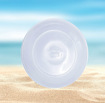Platos descartables blancos resistentes para comidas y eventos.
