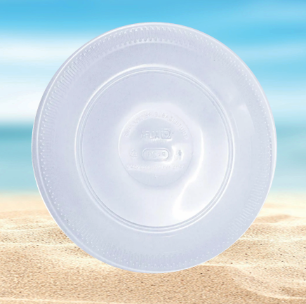 Platos descartables blancos resistentes para comidas y eventos.